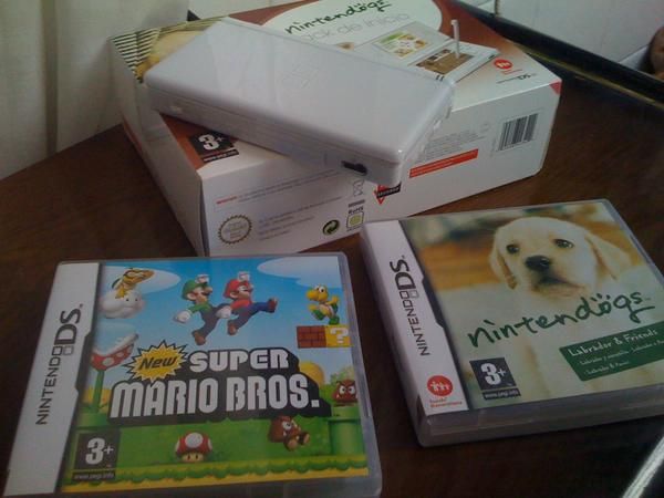 Nintendo DS Lite Blanca con 2 juegos originales mario y dogs