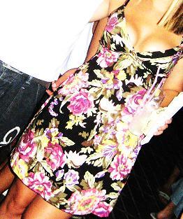 vestido raso negro flores rosas bershka