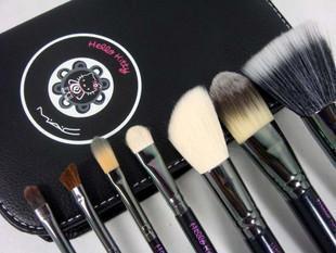 Estuche Hello Kitty de maquillaje profesional MAC con 7 brochas﻿ numeradas