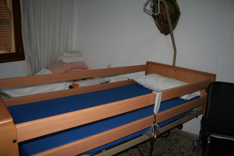 Se vende cama articulada, andador y silla de ruedas