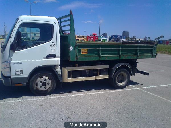 MITSUBISHI-CANTER con una caja y tres cubas