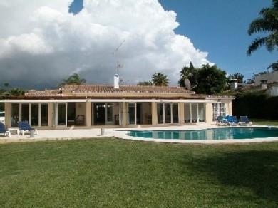 Chalet con 3 dormitorios se vende en Marbella, Costa del Sol