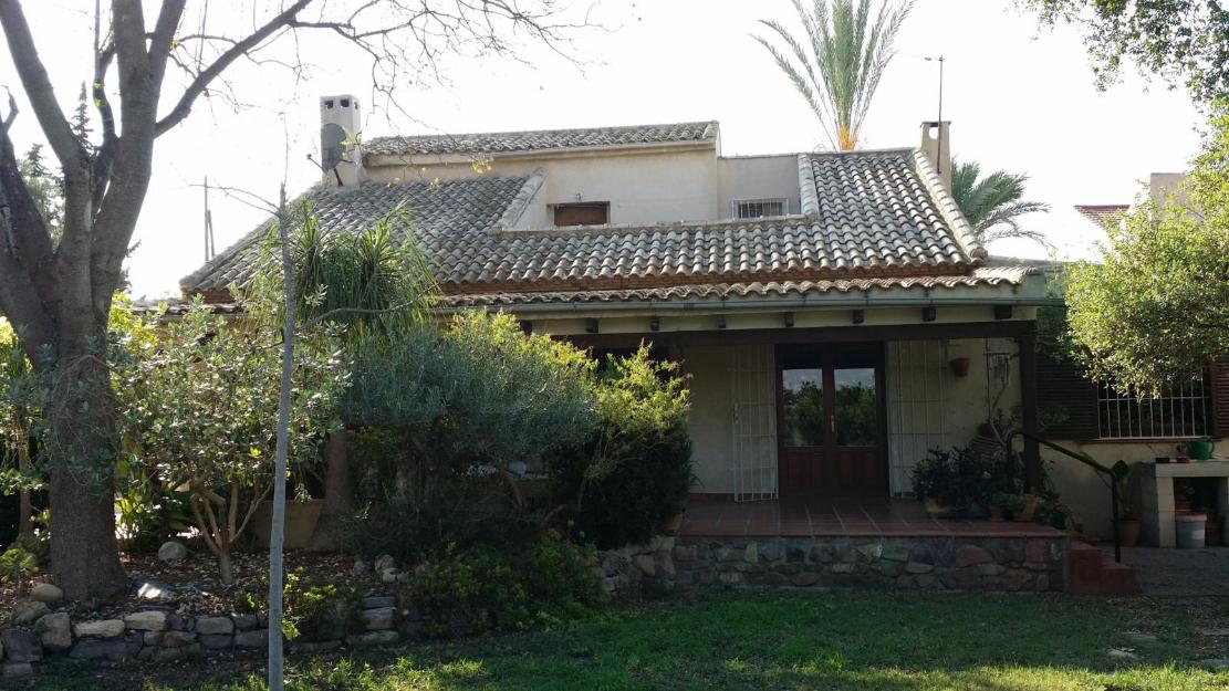 Chalet con piscina y parcela 2.000 m2, 6 dorm., junto al centro de Murcia.