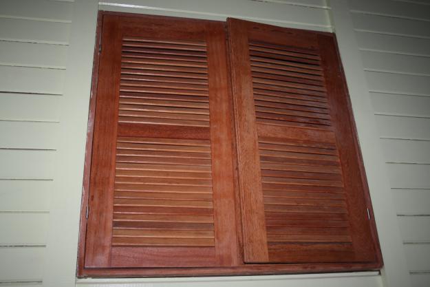 VENTANA EN MADERA