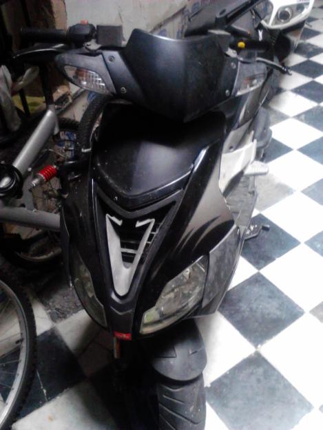 Se vende aprilia sr 50 r negra