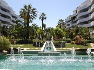 Apartamento con 2 dormitorios se vende en Marbella, Costa del Sol