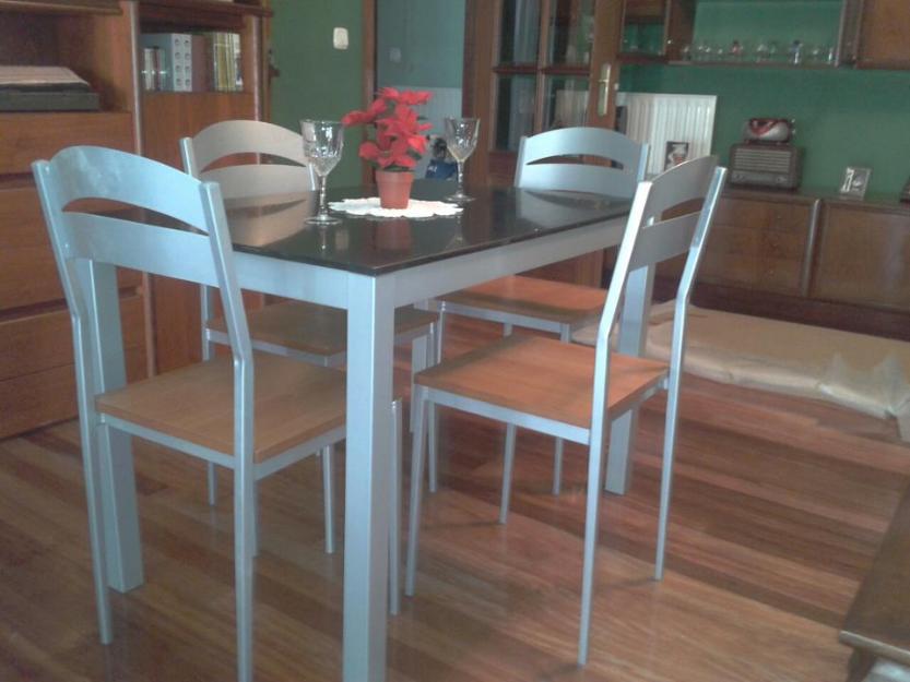 Se vende mesa + 4 sillas a juego