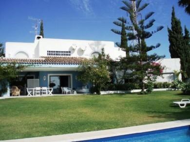 Chalet con 6 dormitorios se vende en Estepona, Costa del Sol