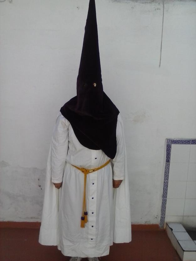 Se vende ropa de nazareno de segunda mano