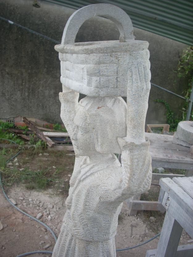 Escultura en granito(marinera gallega).