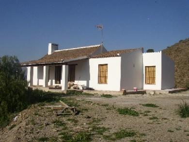 Chalet con 3 dormitorios se vende en Alora