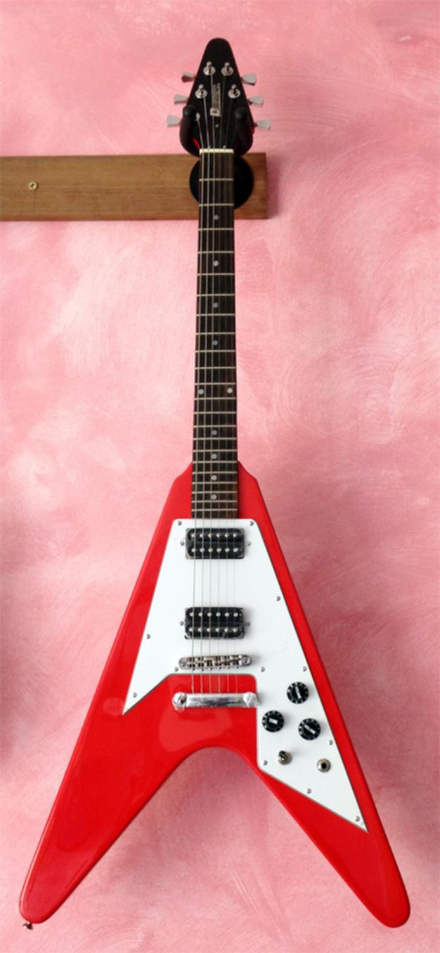 Guitarra eléctrica tipo flying roja