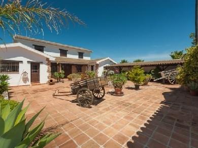 Chalet con 4 dormitorios se vende en Alhaurin el Grande