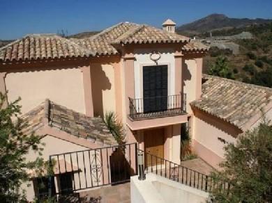 Chalet con 4 dormitorios se vende en Benahavis, Costa del Sol