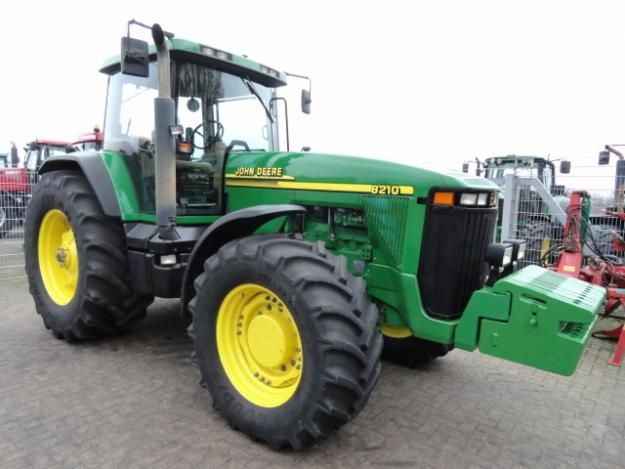 2000 John Deere 8210