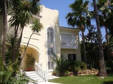 Chalet con 5 dormitorios se vende en Marbella, Costa del Sol