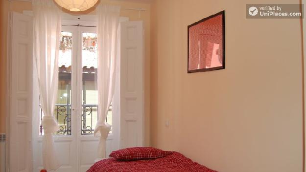 Rooms available - Pleasant 5-bedroom apartment in elegant Palacio