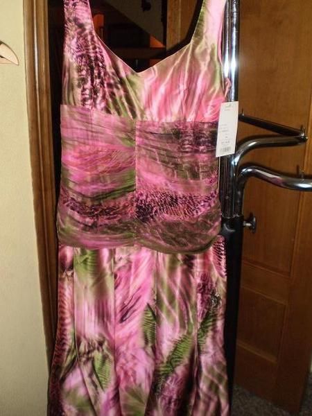 Se vende stock de  62 vestidos de fiesta de mujer.