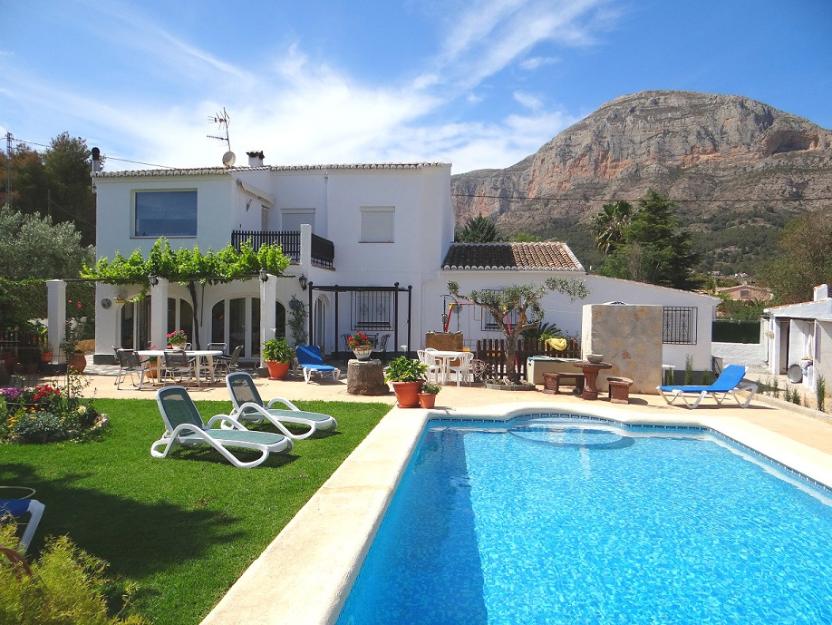 Se alquila villa independiente con piscina privada.