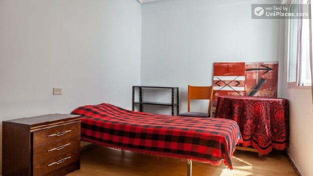 Rooms available - Cool 3-bedroom apartment for girls, near Universitat de València