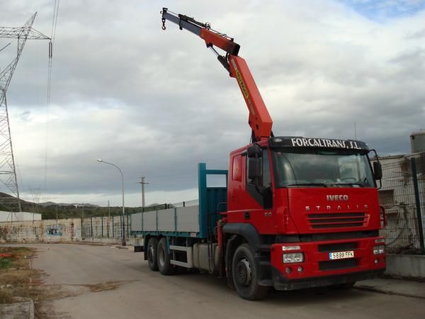 se vende camion tres ejes con grua