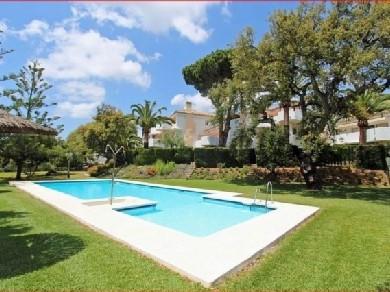Apartamento con 2 dormitorios se vende en Marbella, Costa del Sol