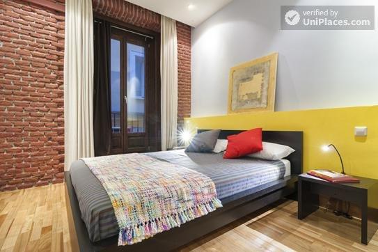 Artsy 2-bedroom apartment in super-central Puerta del Sol
