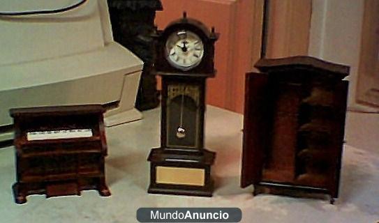miniaturas.3 muebles de madera.