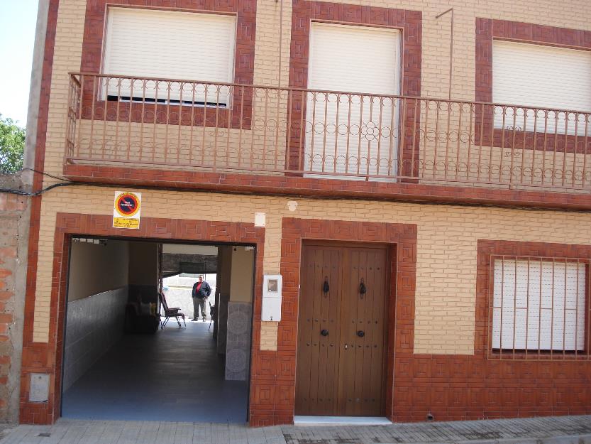 cambio casa de 400 m2 con piscina y aire acondicionado por piso en bilbao o alrrededores