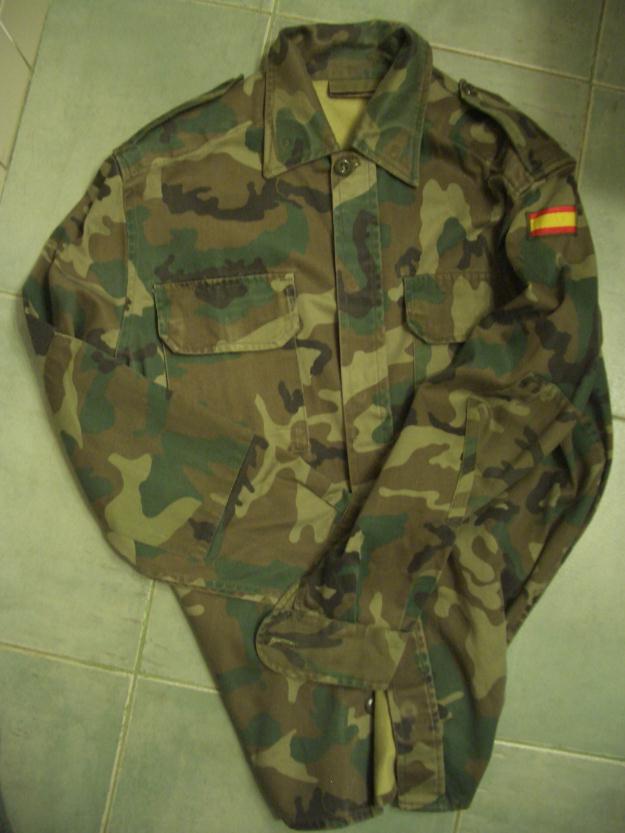 Ropa militar en perfecto estado