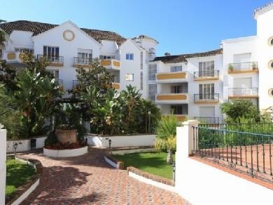 Apartamento con 2 dormitorios se vende en Marbella, Costa del Sol