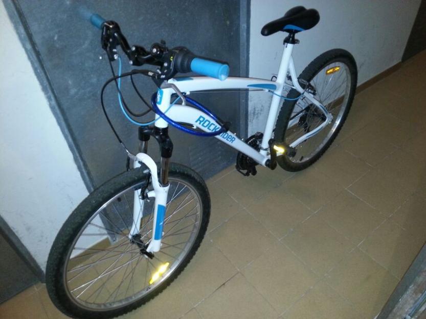 bicicleta ROCKRIDER 5.1 blanca y azul