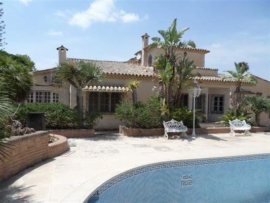 House for Sale in Elche, Comunidad Valenciana, Ref# 3024336