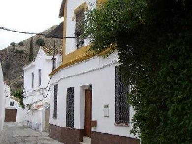 Adosado con 6 dormitorios se vende en Alora