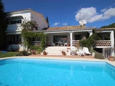 Chalet con 5 dormitorios se vende en Estepona, Costa del Sol