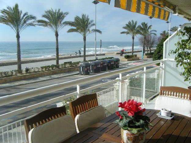 Fantastico piso en Calafell en 1ª línea de mar, terraza y piscina comunitaria.