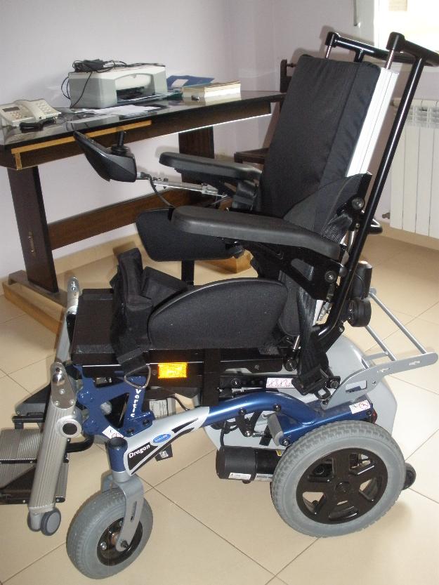 se vende silla de ruedas electrica con bipedestador