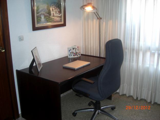 Mesa escritorio despacho silla y luz de pie