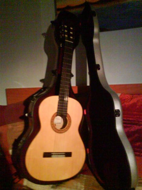 Guitarra española creada por Joan Cashimira modelo 105 y funda de vinilo.