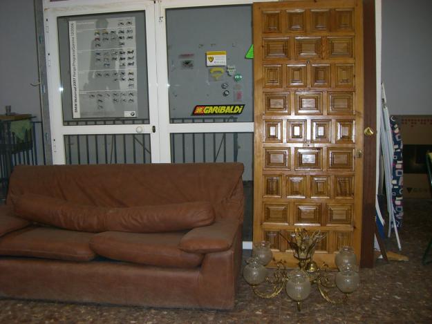 vendo lampara y puertas de casa ideal para casa de campo regalo sofá.