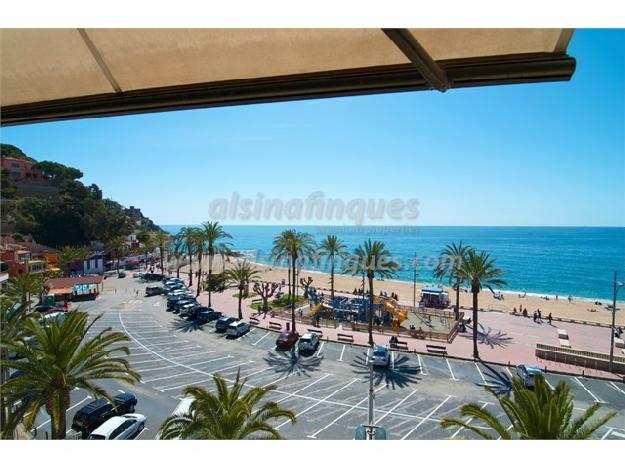 Estupendo piso en el paseo marítimo de Lloret con preciosas vistas al mar y a la playa.