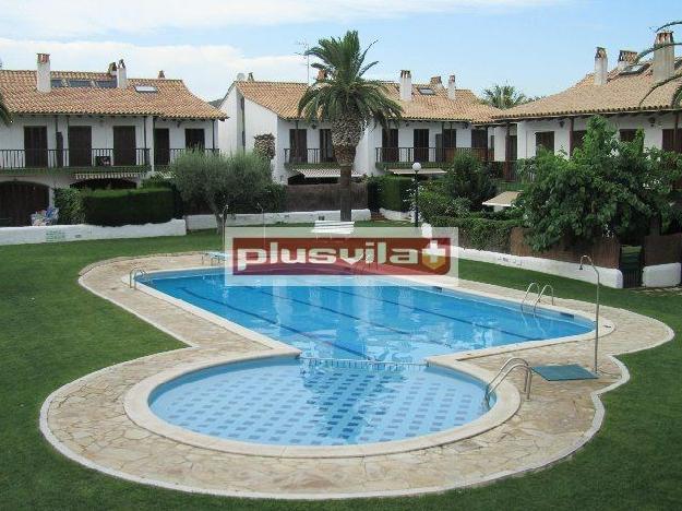 Casa en Sitges, zona de Vinyet, adosada, buenos acabado, PISCINA y JARDÍN privado.