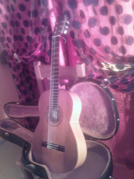 se vende guitarra flamenca de 1ª clase. urgente