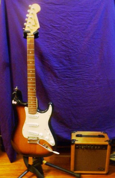 Guitarra eléctrica Fender Squier Strat, con ampli