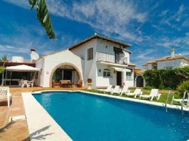 Chalet con 4 dormitorios se vende en Marbella, Costa del Sol