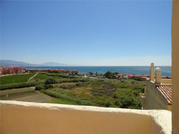 Adosada en la zona de la Duquesa con vistas a la Costa del Sol.