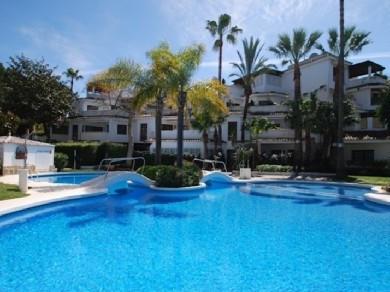 Apartamento con 3 dormitorios se vende en Marbella, Costa del Sol