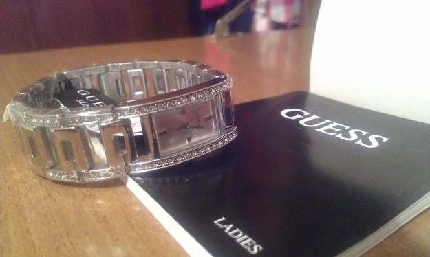 Reloj nuevo original guess swarovski