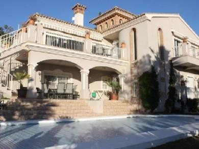 Chalet con 3 dormitorios se vende en Marbella, Costa del Sol