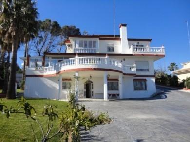 Chalet con 10 dormitorios se vende en Torremolinos, Costa del Sol